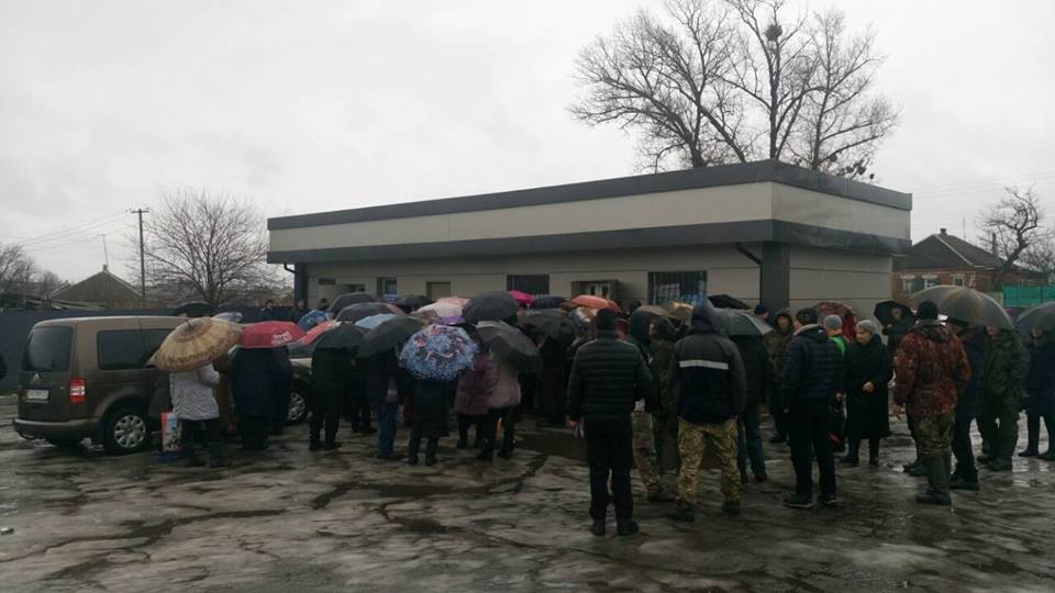 Жители поселка на Харьковщине толпой вытаскивали местных депутатов на работу