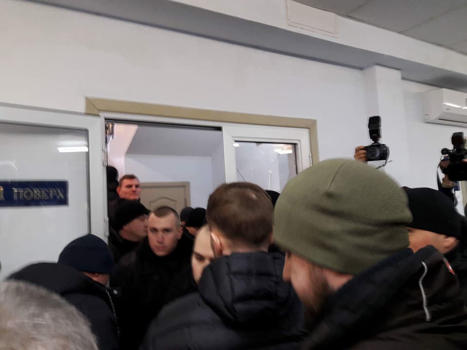 Слушания КП “Харьковводоканал” по поводу поднятия тарифов: активисты попали в зал только с помощью ветеранов АТО (видео)