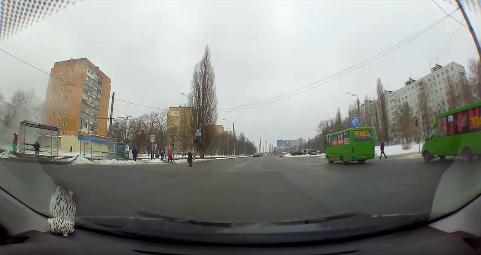 В Харькове водитель маршрутки проехал на красный, не пропустив пешеходов на зебре (видео)