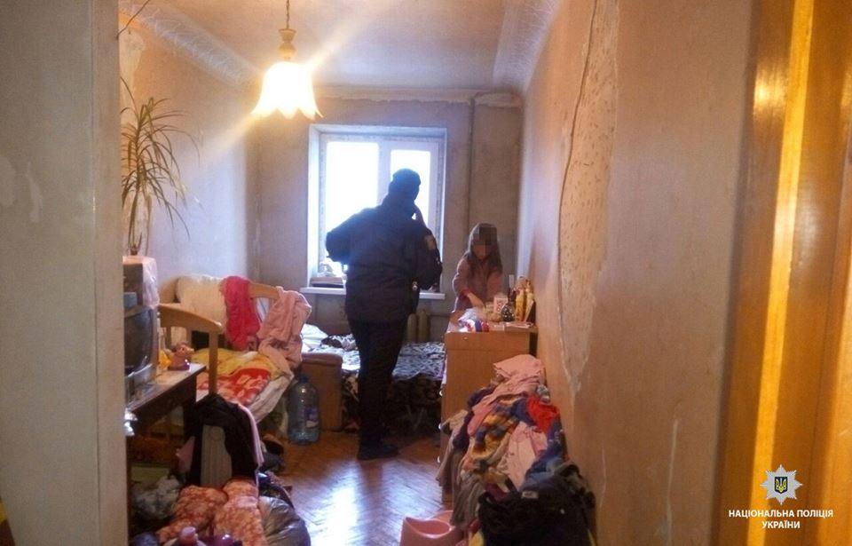 В Харькове мать бросила троих детей на деда и бабушку, которые злоупотребляют алкоголем и дерутся