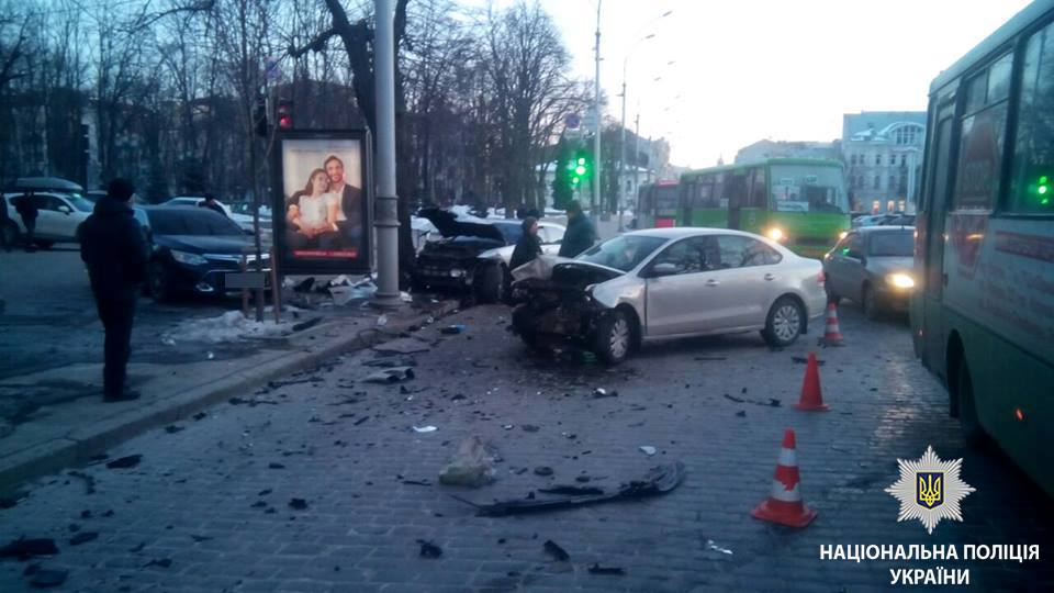 ДТП на перекрестке возле ХНАТОБа: в сеть выложили видео аварии