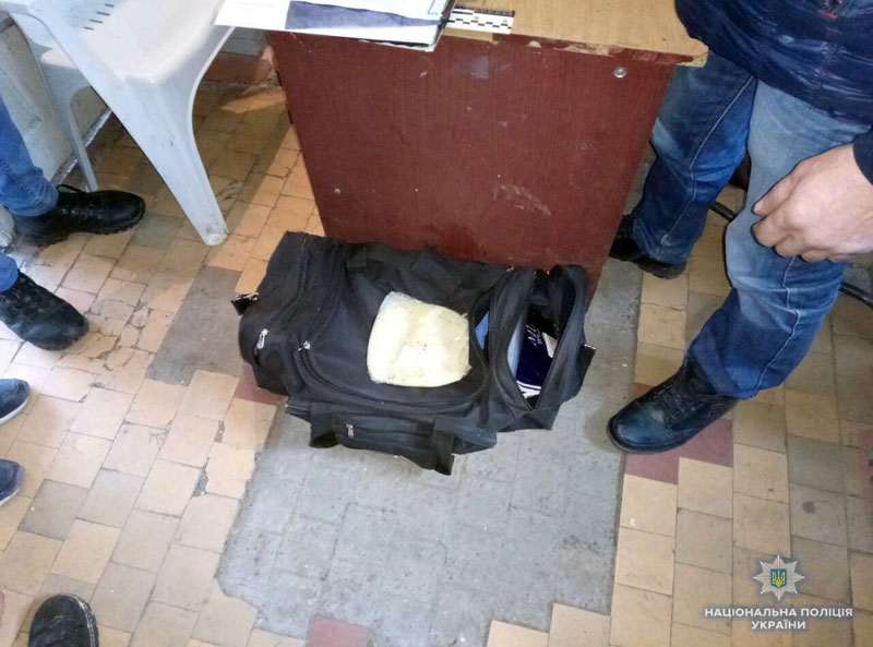 Мужчина замаскировал тротил под хлеб и хотел вывезти его в Харьков