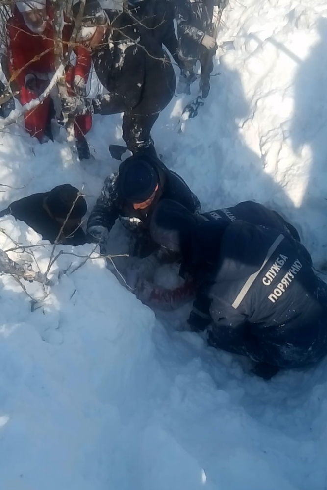 Под Харьковом спасатели достали из-под снежного завала 12-летнюю девочку (видео)