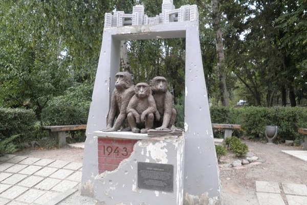 памятник трем обезьянам