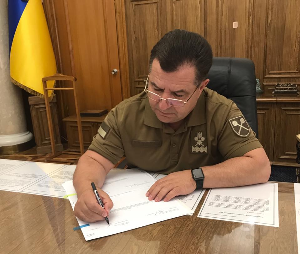 Почти 200 тысяч гривен гонораров от Харьковского горсовета получил Министр обороны Степан Полторак