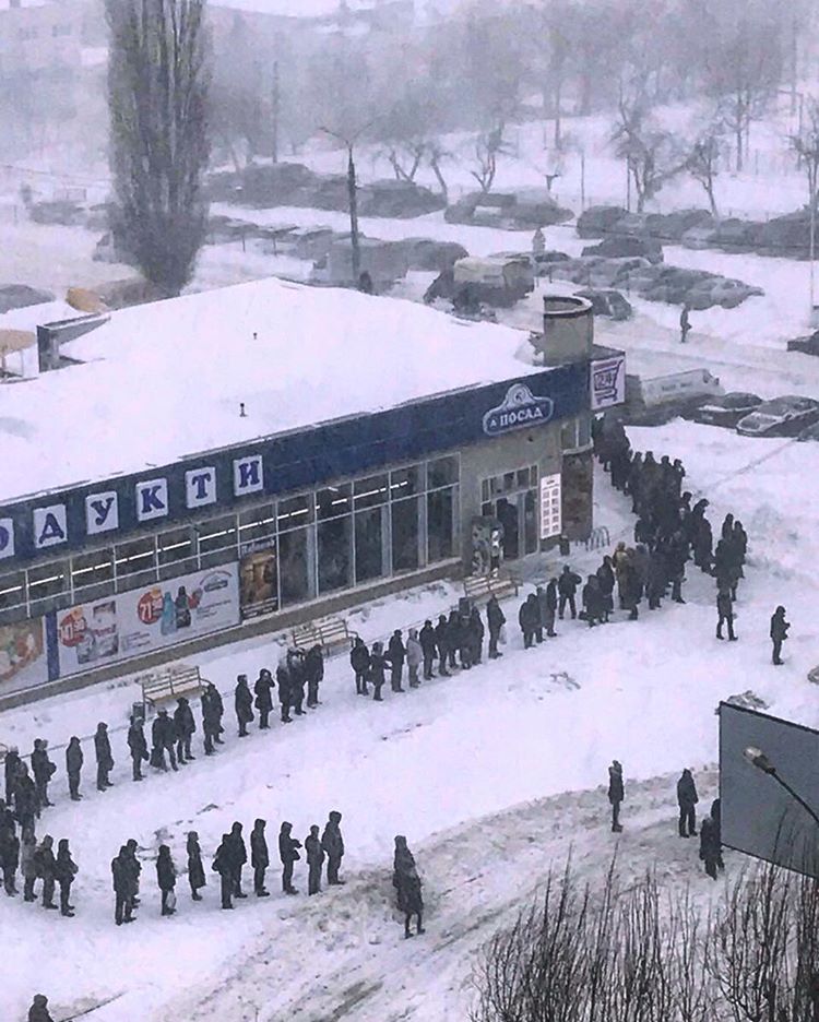 Снегопад в Харькове: пассажиры выталкивают троллейбус из сугробов, а таксисты поднимают тарифы