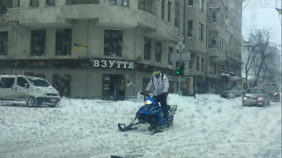 “Метелям отбой”: по центру города харьковчанин передвигался на снегоходе