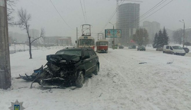 В Харькове столкнулись трамвай и Hyundai: водитель автомобиля в больнице