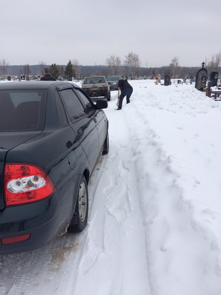 Под Харьковом люди самостоятельно расчищают дорогу к кладбищу, чтобы похоронить умершего