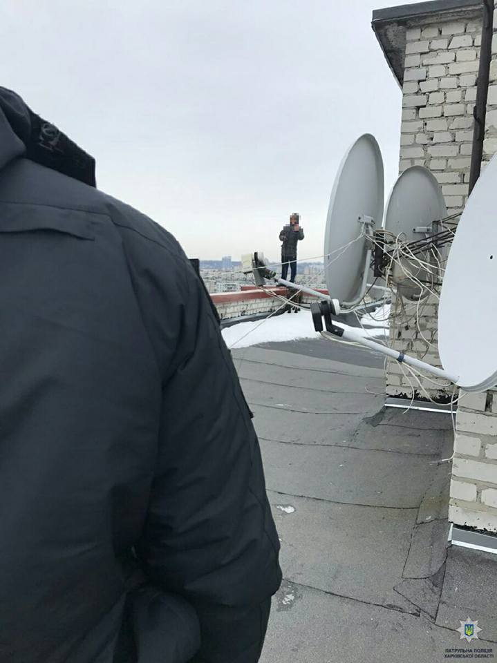 В Харькове полицейские спасли парня, который хотел прыгнуть с крыши высотки