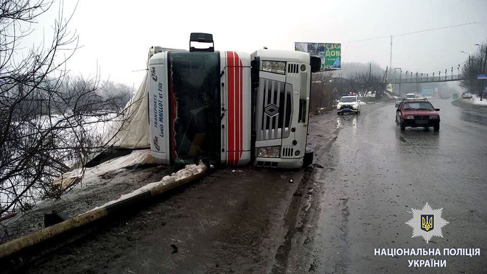 Под Харьковом на трассе столкнулись семь автомобилей (видео)