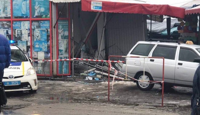В Харькове патрульные на Prius врезались в торговый павильон на Барабашово