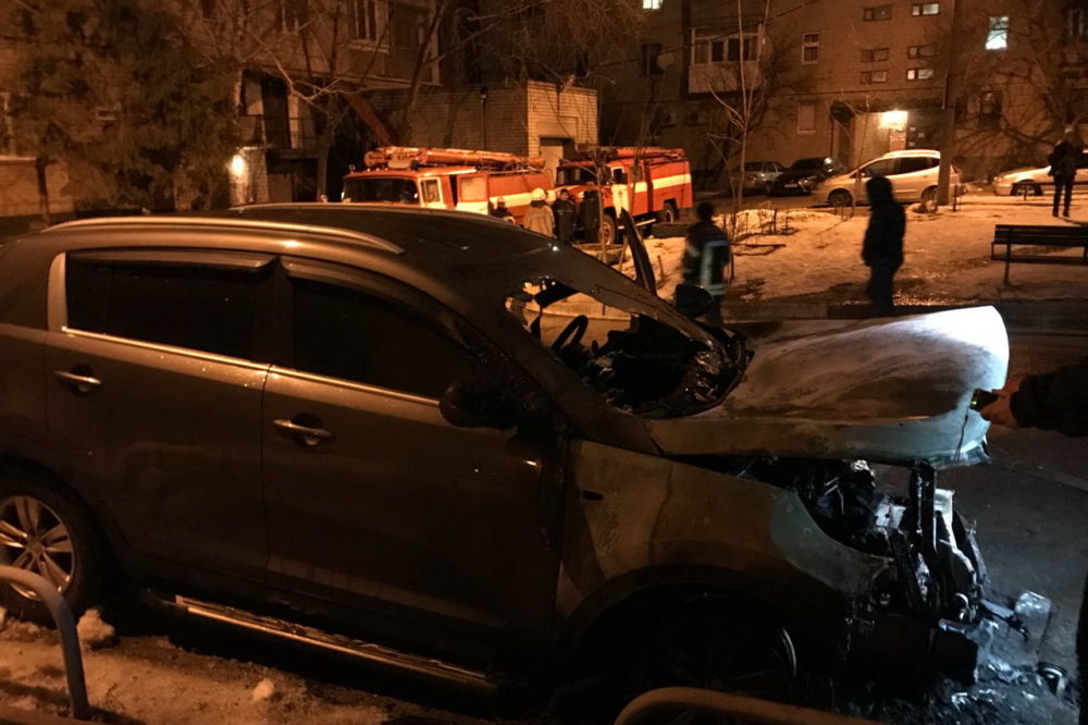 В Харькове ночью спасатели тушили внедорожник