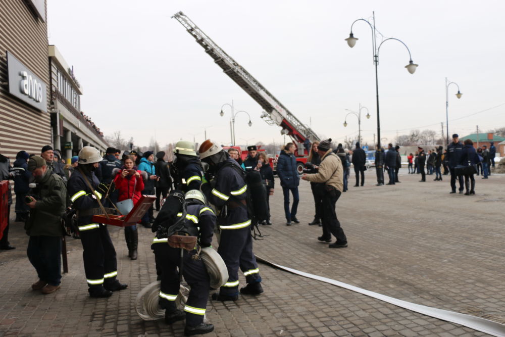 В Харькове провели масштабные пожарные учения в развлекательном центре (фото, видео)