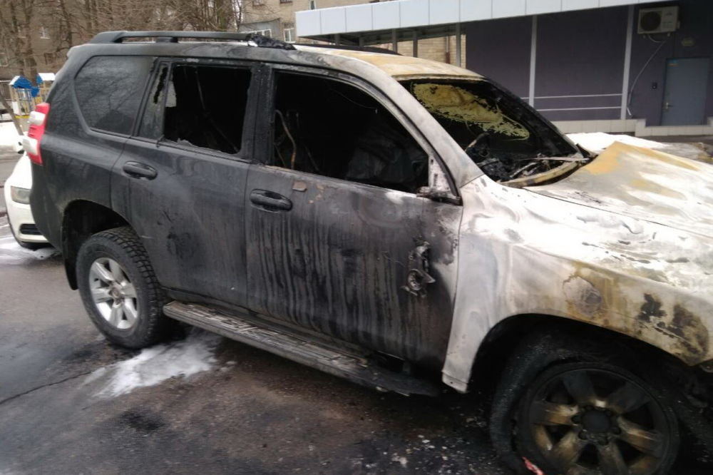 В центре Харькова ночью сгорел Toyota Land Cruiser Prado: устанавливаются причины возгорания