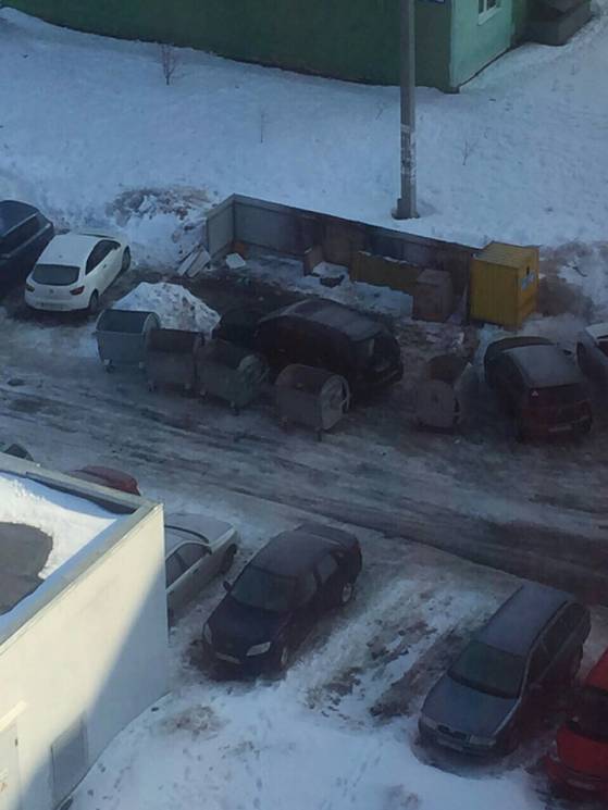 В Харькове коммунальщики оградили мусорными баками джип, который неправильно припарковался