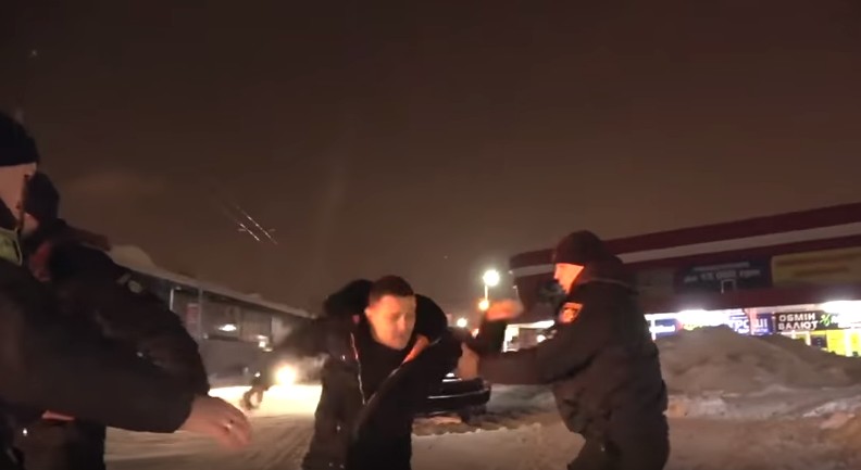 В Харькове полицейские прибыли на помощь своим коллегам, для того что бы “отмазать” их от ответственности за нарушение ПДД – блогер (видео)