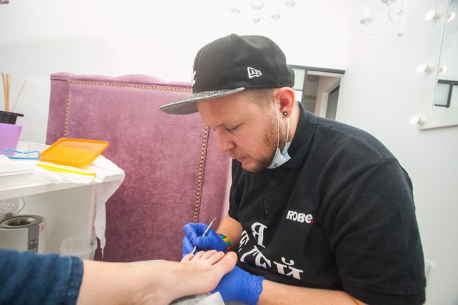 В Харькове мужчин научат делать маникюр и педикюр
