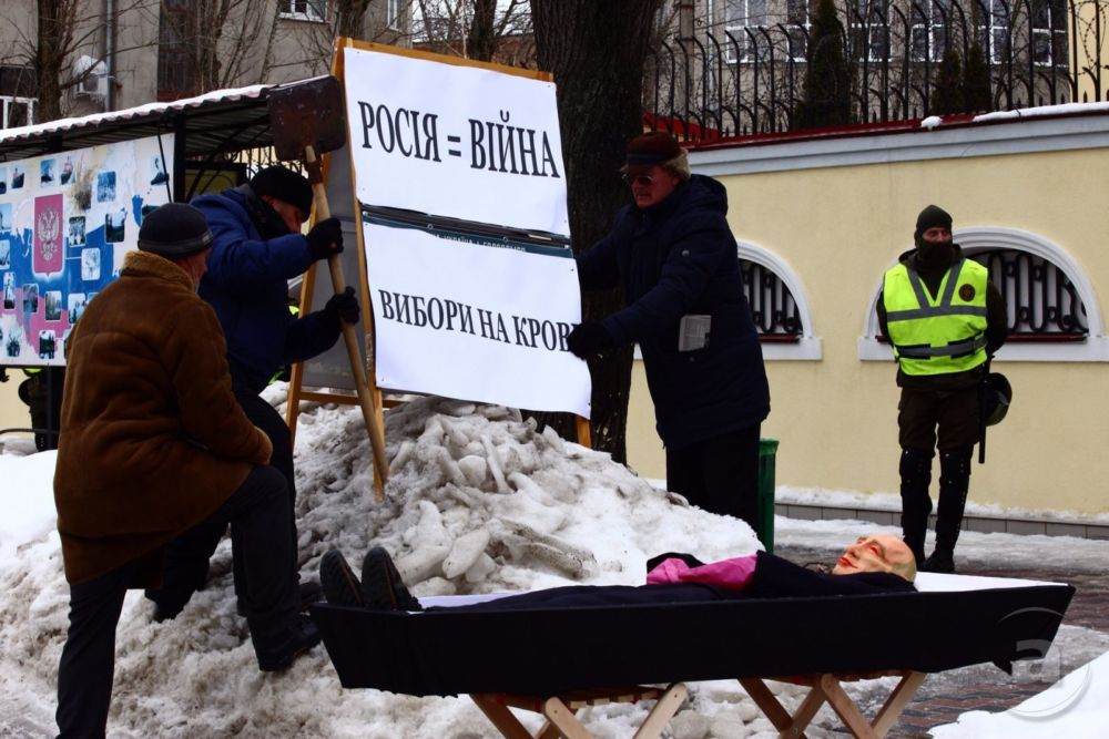 В Харькове под Генконсульство РФ принесли гроб с чучелом Путина (фото)
