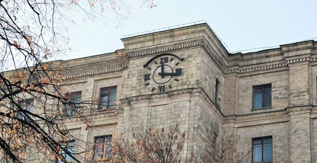 Ночью харьковчане переведут стрелки часов