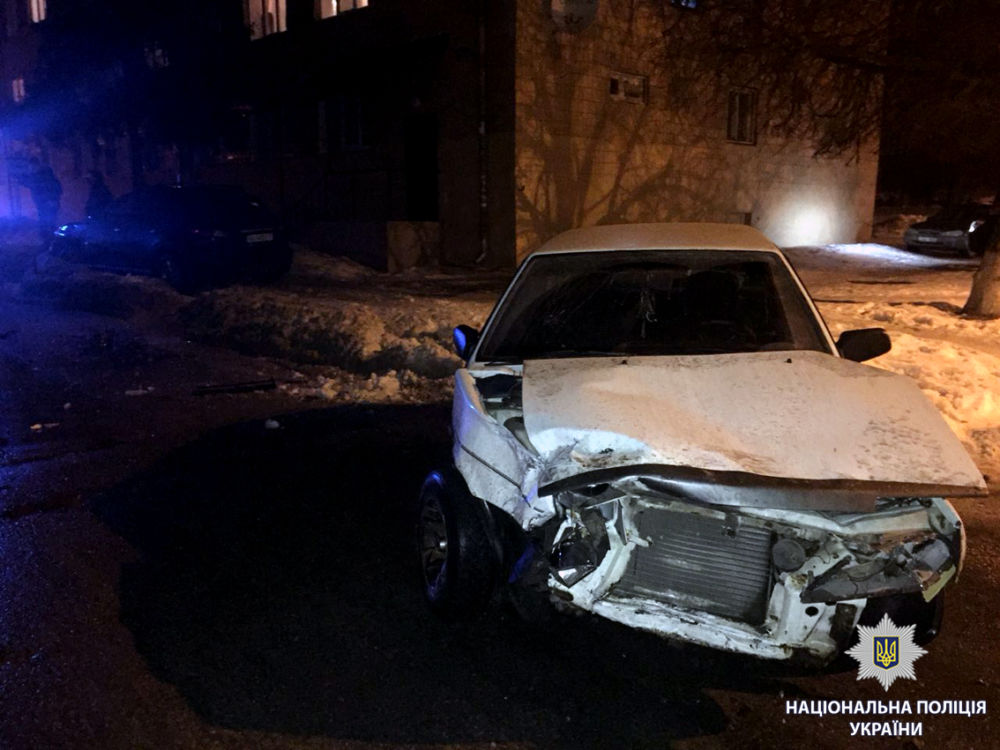 ДТП на Алексеевке: столкнувшиеся авто наехали на молодую пару