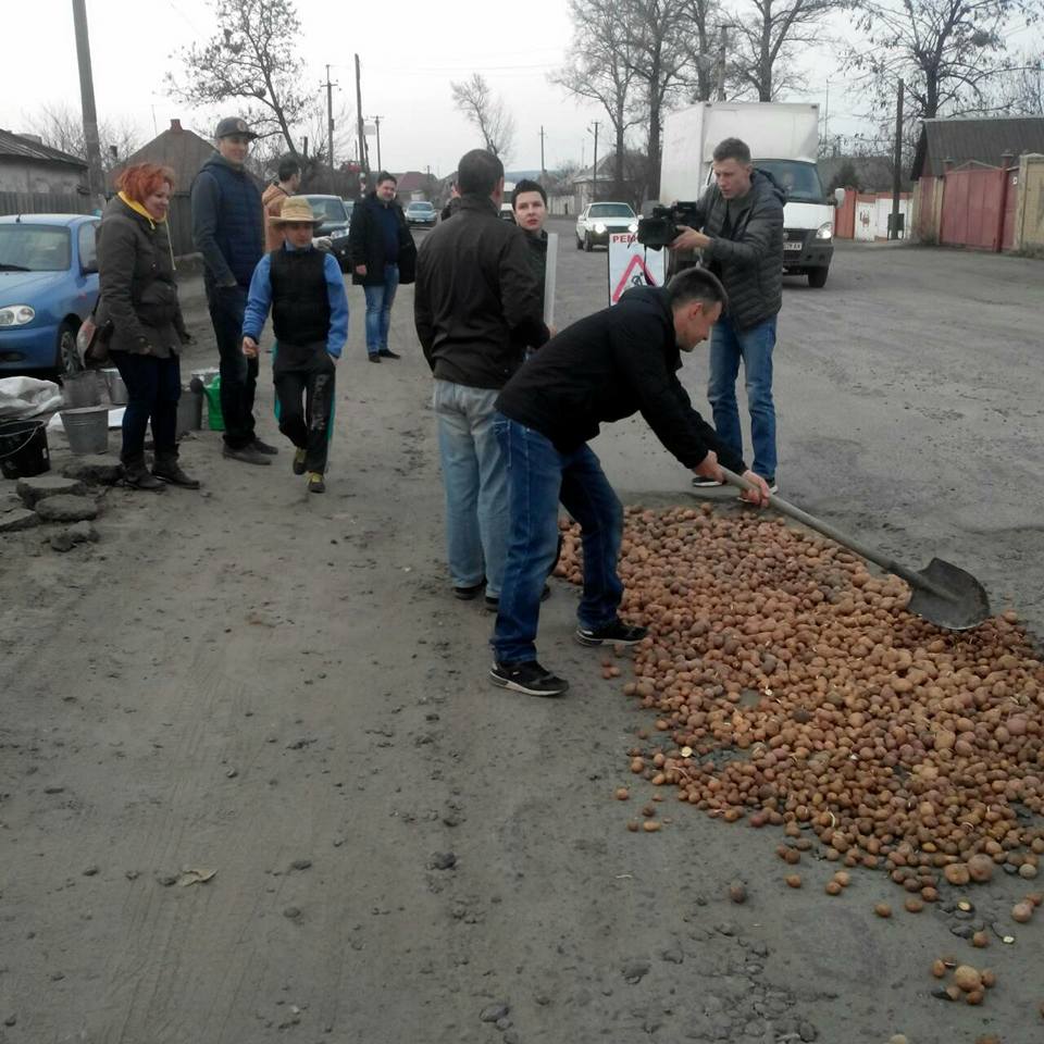 “Картопляный шлях”: на Харьковщине ямы на дорогах засыпают картошкой
