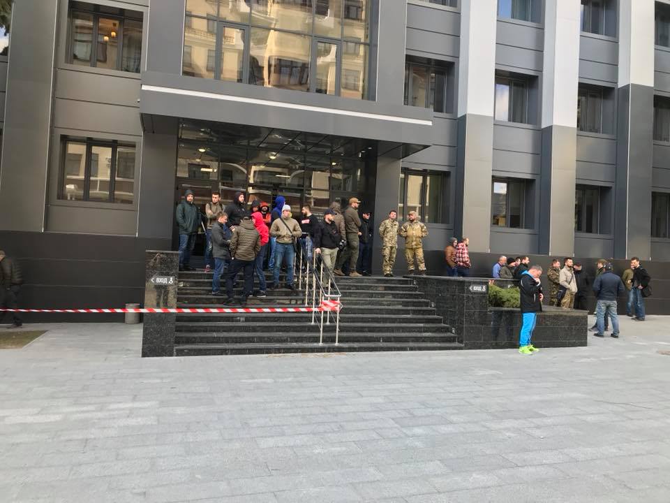 В Харькове активисты блокировали районную администрацию (фото, видео)