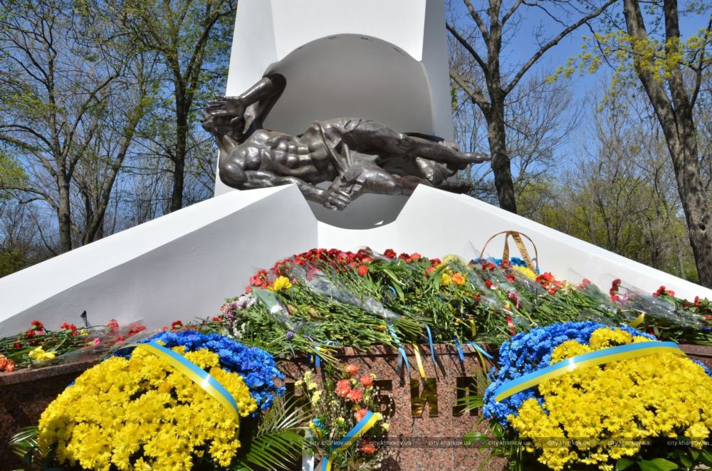 Харьковчане возложили цветы к памятнику жертвам Чернобыльской катастрофы