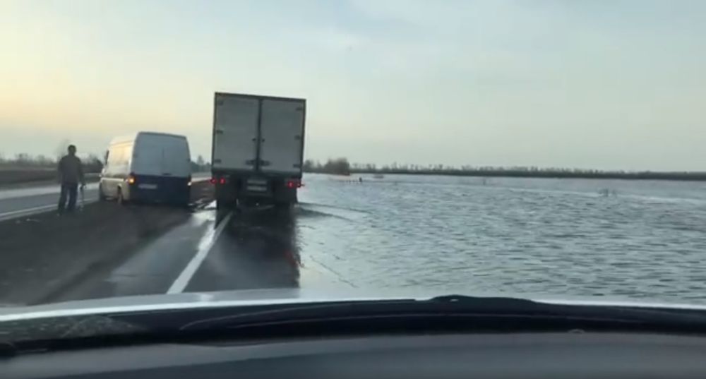 Аква-трасса: дорогу из столицы в Харьков залило водой (видео)