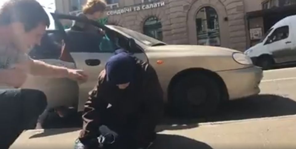 В Харькове рассекретили “бабулю”, которая собирала милостыню (видео)