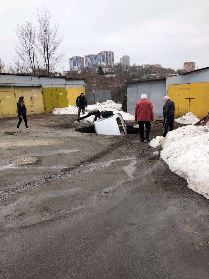 В Харькове автомобиль ушел под землю (фото)
