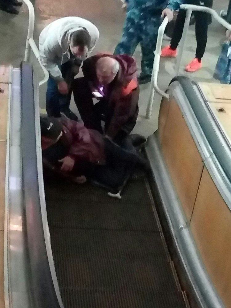 На станции метро «Площадь Конституции» эскалатор зажевал одежду пассажира: мужчина получил травмы
