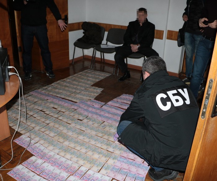 На Харьковщине СБУ разоблачили подполковника полиции на взятке в 10 тысяч долларов (видео)