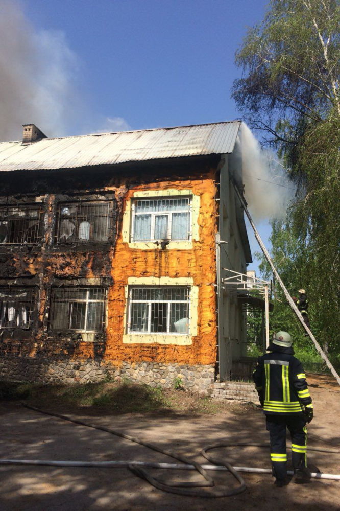 В Харькове спасатели тушат пожар в двухэтажном здании бывшего детского сада