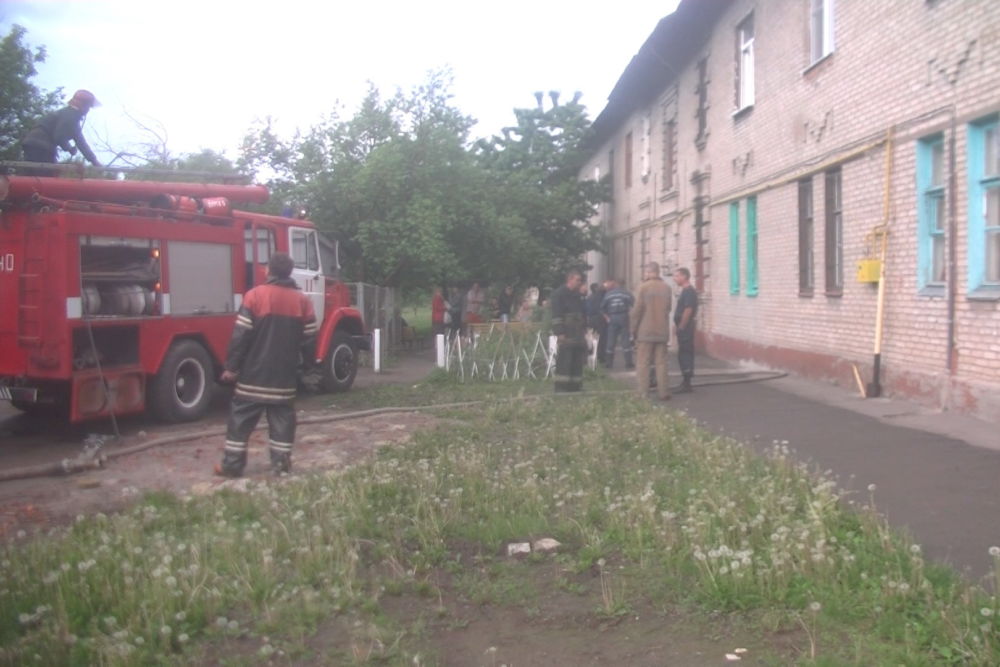 В Харькове во время пожара в многоквартирном доме спасены трое человек (видео)