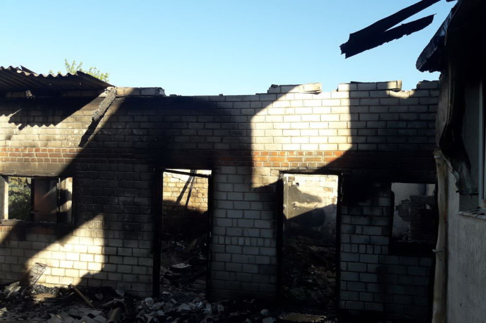 Под Харьковом травмировался мужчина, пытаясь потушить собственную баню (фото)