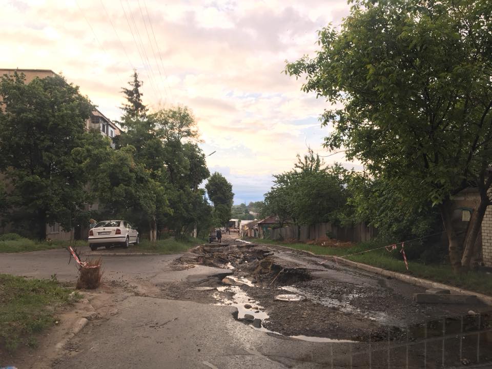 В Чугуеве ливень уничтожил проезжую часть (видео)
