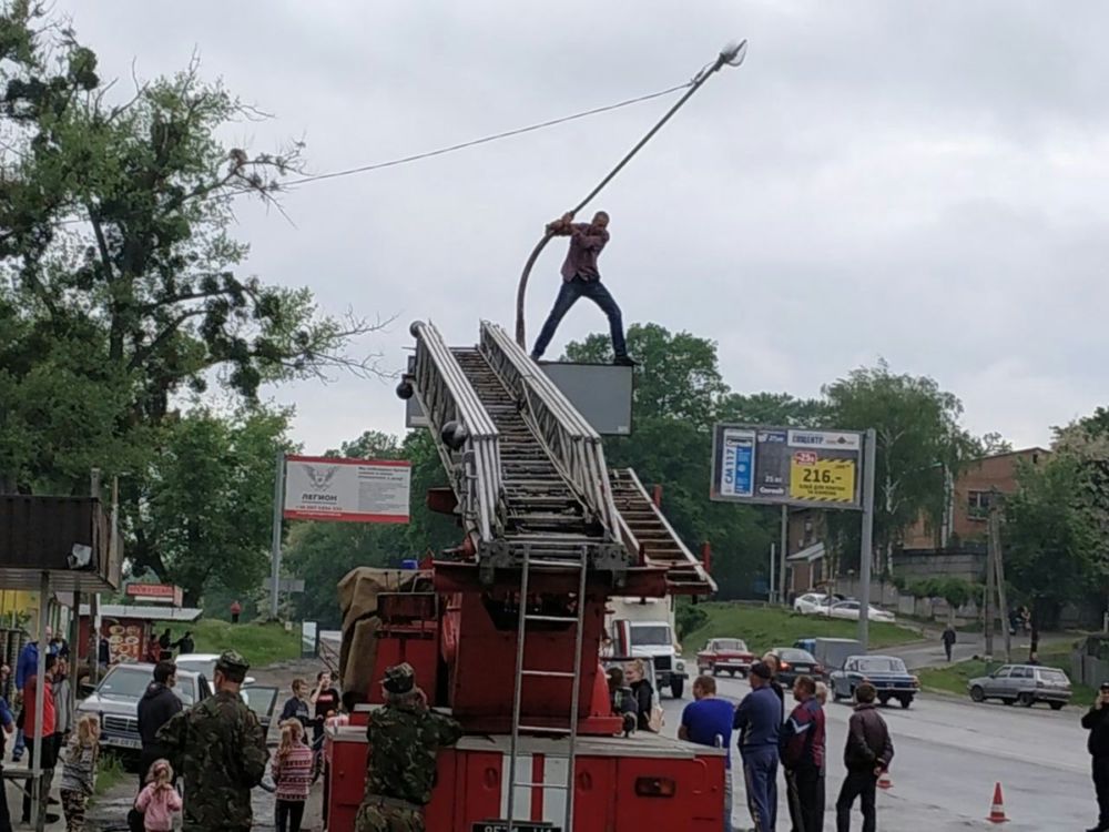 На Харьковщине мужчина залез на неисправный светофор и угрожал с него прыгнуть (видео)