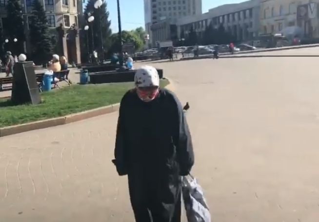В Харькове блогер разоблачил очередную “бабулю”, которая собирала милостыню (видео)