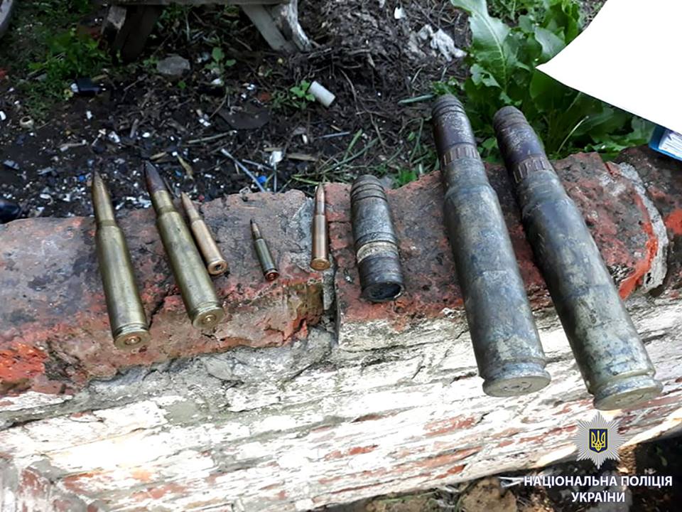Мужчина из зоны боевых действий на память привез целый арсенал боеприпасов