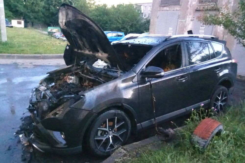 Ночью в Харькове спасатели потушили горящий автомобиль, припаркованный возле дома