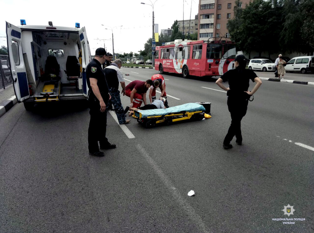В Харькове водитель сбил женщину: пенсионерку госпитализировали (фото)