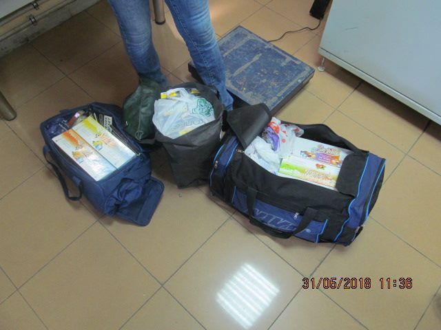 Харьковские таможенники в день борьбы с курением не дали ввезти в Украину контрабандный табак