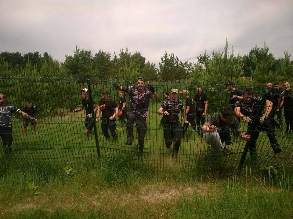 Акция прямого действия в Харьковской области: активисты снесли забор преграждающий путь к водохранилищу (фото, видео)