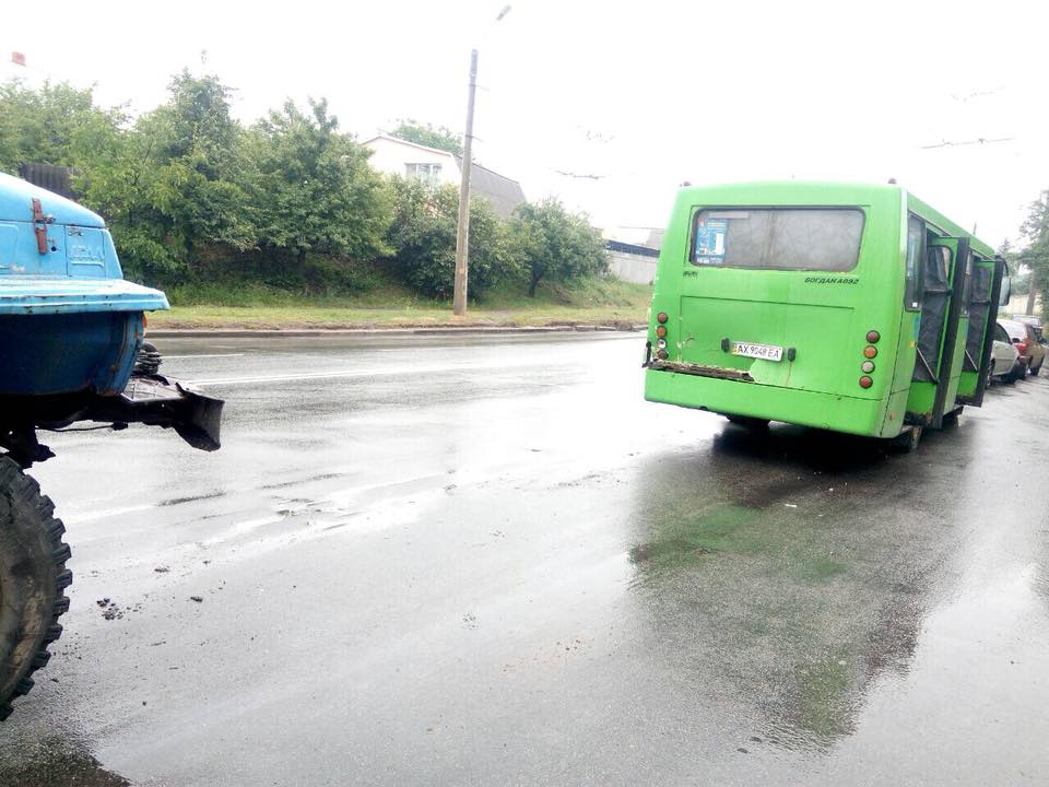 В Харькове грузовик протаранил маршрутку: есть пострадавшие