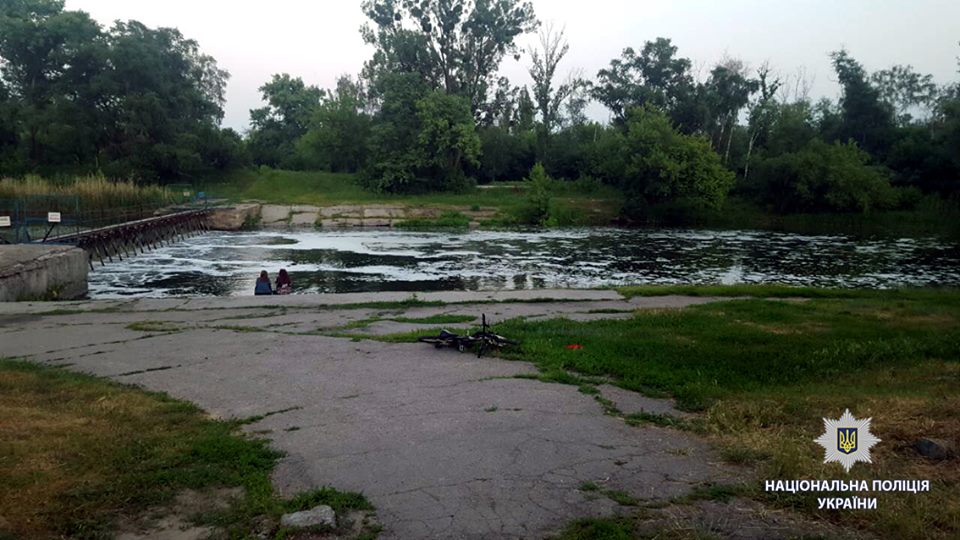 В Харькове утонул подросток: спорил с другом, что переплывет реку