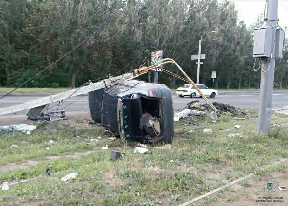 В Харькове пьяный водитель снес электроопору