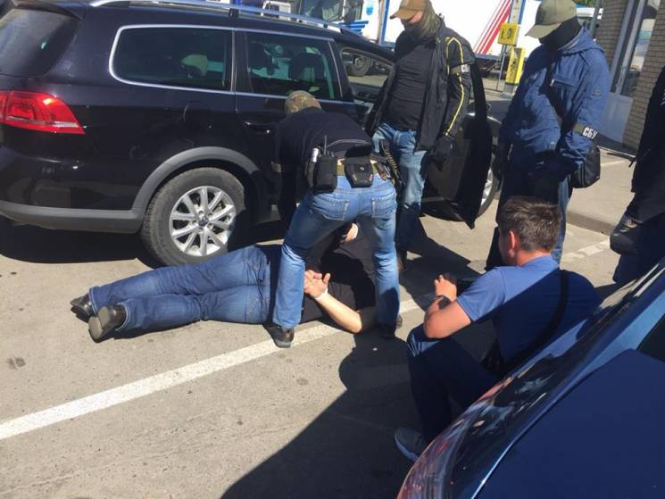 В Харькове задержали пограничников, которые “продали” руководящую должность за 17 тысяч долларов