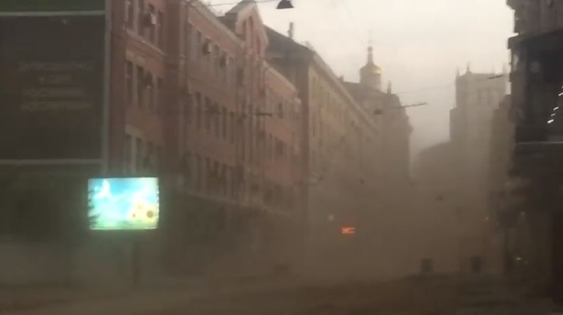 По центру Харькова прошлась песчаная буря (видео)
