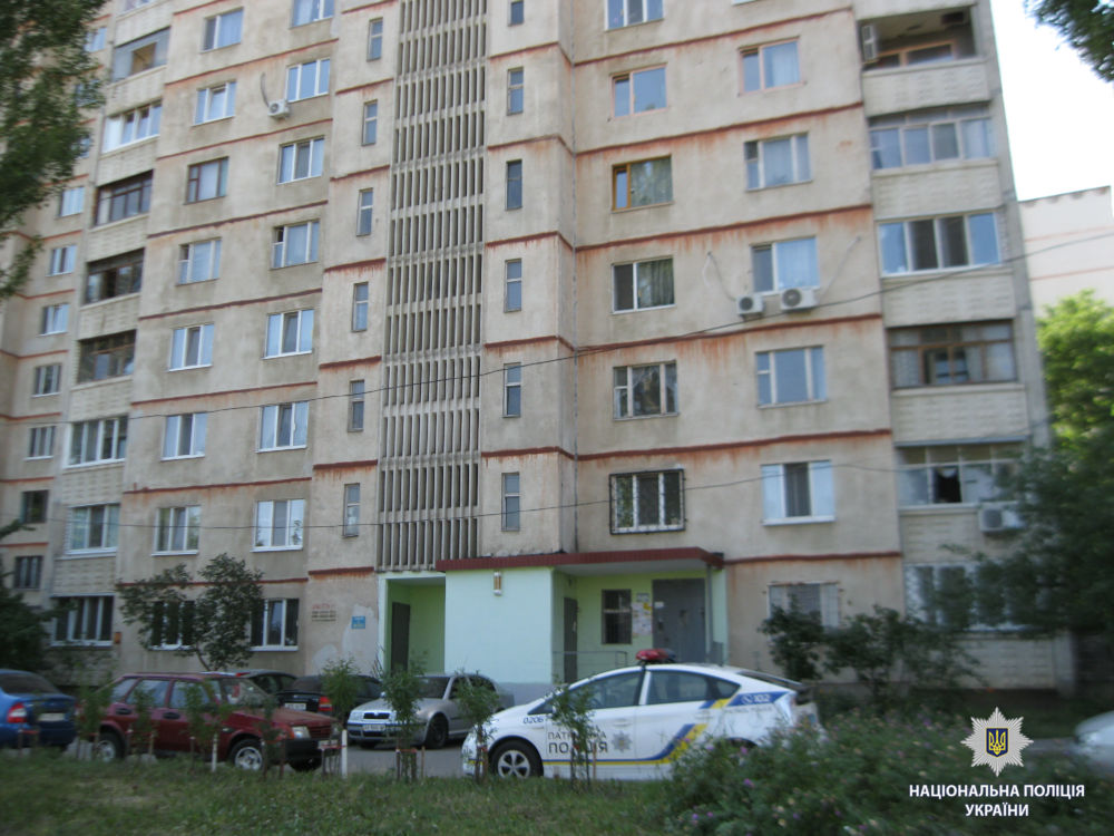 В Харькове мужчина зарезал женщину: тело убитой пролежало в квартире три дня